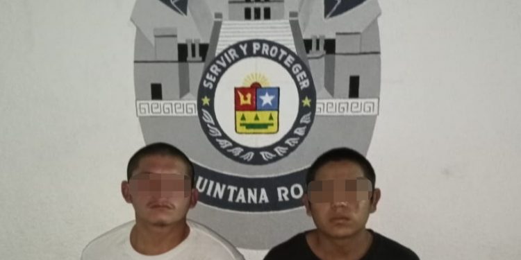 ELEMENTOS DE LA POLICÍA DE QUINTANA ROO EN TULUM ASEGURAN A DOS SUJETOS POR DESPOJAR A UNA MUJER DE SUS PERTENENCIAS