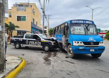PATRULLA IMPACTA A UN AUTOBÚS, UNA MUJER LESIONADA