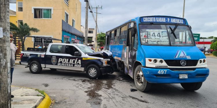 PATRULLA IMPACTA A UN AUTOBÚS, UNA MUJER LESIONADA