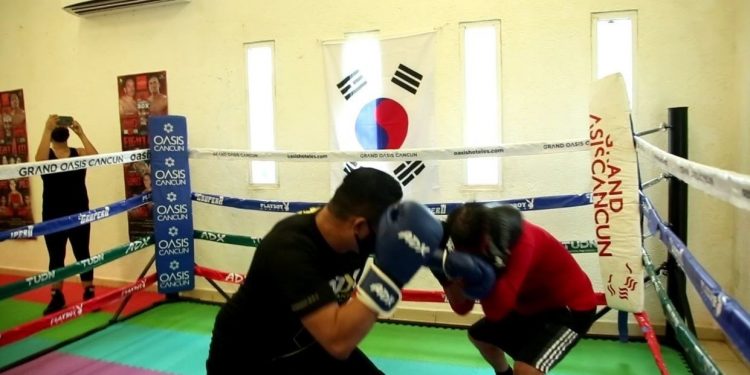 DOTA GOBIERNO DE ISLA MUJERES DE MATERIAL DEPORTIVO A ESCUELA DE BOX DE RANCHO VIEJO