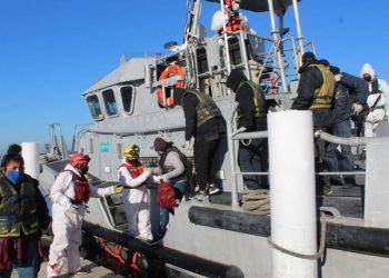 SEMAR RESCATA A 13 PERSONAS DE  UNA EMBARCACIÓN QUE SE ENCONTRABA A LA DERIVA