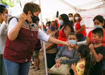 LLEVÓ LAURA BERISTAIN SOLUCIONES A VILLAS DEL SOL CON TODOS SOMOS SOLIDARIDAD