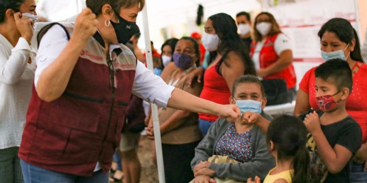 LLEVÓ LAURA BERISTAIN SOLUCIONES A VILLAS DEL SOL CON TODOS SOMOS SOLIDARIDAD