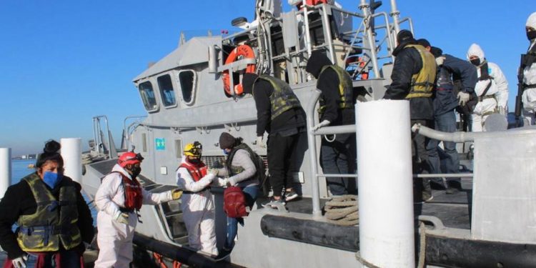 SEMAR RESCATA A 13 PERSONAS DE  UNA EMBARCACIÓN QUE SE ENCONTRABA A LA DERIVA