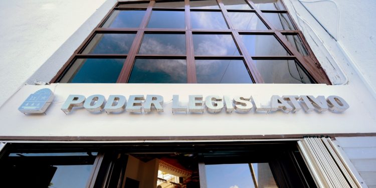 DIPUTADOS CEDEN A PRESIONES DE GRUPOS EXTERNOS