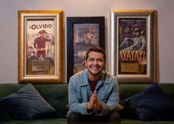 CHRISTIAN NODAL COMPARTE ROMÁNTICAS FOTOS CON BELINDA