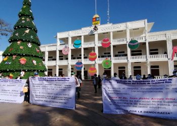 MAESTROS DE BACHILLERES SE MANIFIESTAN POR INCUMPLIMIENTO DE PRESTACIONES