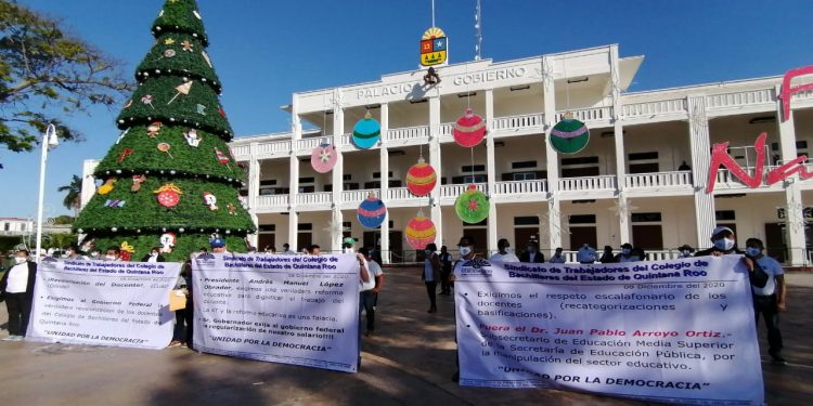 MAESTROS DE BACHILLERES SE MANIFIESTAN POR INCUMPLIMIENTO DE PRESTACIONES