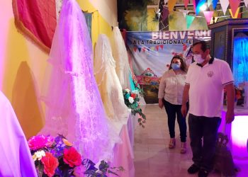 EL PRESIDENTE NIVARDO MENA Y SU ESPOSA MARISOL ESCALANTE RECORREN LA EXPOSICIÓN «TESORO, HISTORIA Y TRADICIÓN DE LA INMACULADA CONCEPCIÓN”