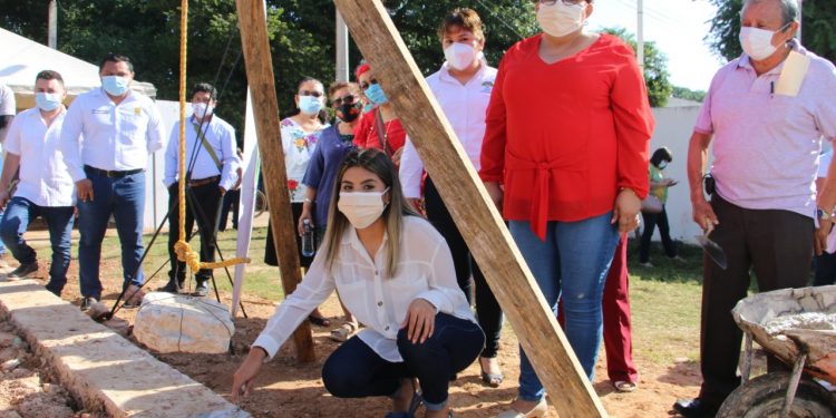 SOFÍA ALCOCER Y ARANTXA PÉREZ COLOCARON LA PRIMERA PIEDRA DE LO QUE SERÁ EL CENTRO DE ATENCIÓN INTEGRAL DEL ADULTO MAYOR