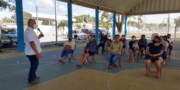 NIÑOS Y POLICÍAS CONVIVEN CON MOTIVO DE LA NAVIDAD.