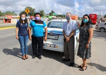 PEGAN VERSOS DE POETAS QUINTANARROENSES SOBRE CRISTALES DE TAXIS DE BACALAR