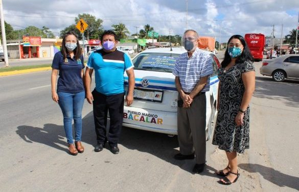 PEGAN VERSOS DE POETAS QUINTANARROENSES SOBRE CRISTALES DE TAXIS DE BACALAR