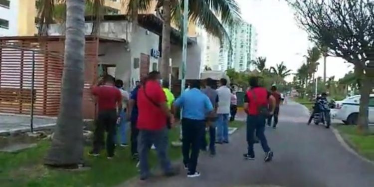 TRABAJADORES EXIGEN PAGO DE PRESTACIONES EN CENTRO DE HOSPEDAJE