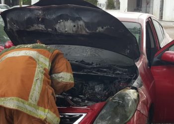 SUSTO POR INCENDIO DE AUTOMÓVIL EN LA VÍA PÚBLICA