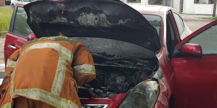 SUSTO POR INCENDIO DE AUTOMÓVIL EN LA VÍA PÚBLICA