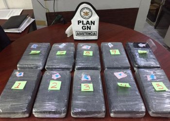 DECOMISAN GUARDIA NACIONAL Y ADUANAS 10 PAQUETES DE COCAÍNA EN UN SANITARIO DEL AICM