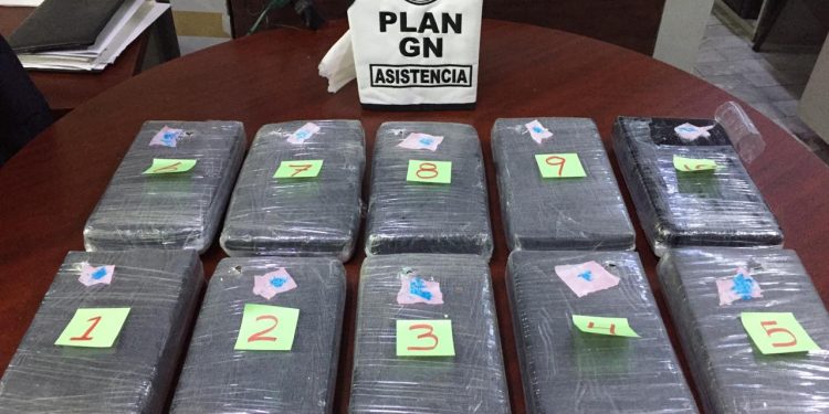 DECOMISAN GUARDIA NACIONAL Y ADUANAS 10 PAQUETES DE COCAÍNA EN UN SANITARIO DEL AICM