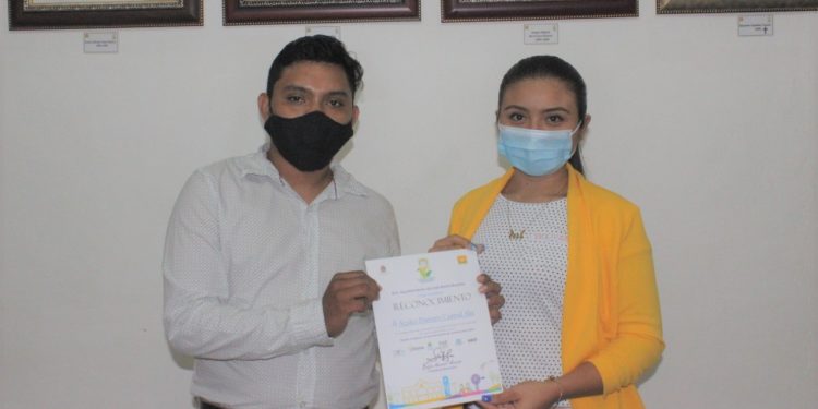 CON CREATIVIDAD, REUTILIZAN DESECHOS Y LOS TRANSFORMAN EN DECORACIÓN NAVIDEÑA