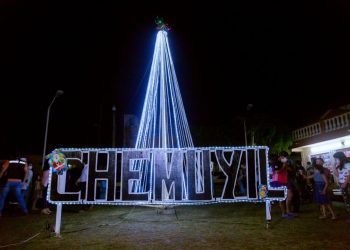 FAMILIAS DE CHEMUYIL PARTICIPAN EN EL ENCENDIDO DE ÁRBOL NAVIDEÑO