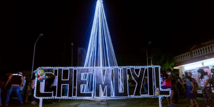 FAMILIAS DE CHEMUYIL PARTICIPAN EN EL ENCENDIDO DE ÁRBOL NAVIDEÑO