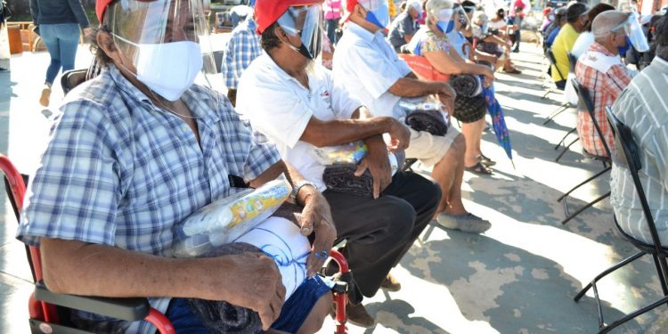 GOBIERNO MUNICIPAL BENEFICIA A ADULTOS MAYORES DE BONFIL Y PUERTO JUÁREZ