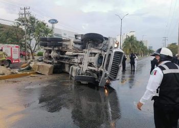 15 LESIONADOS EN VOLCADURA DE VOLQUETE TRAS CHOCAR CON UN SEMÁFORO