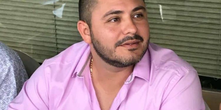 PIDE LICENCIA JANIX POR TERCERA OCASIÓN