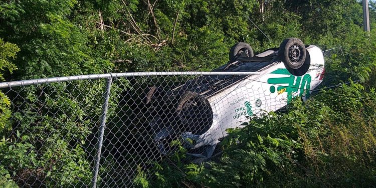 TAXISTA EBRIO VUELCA SU UNIDAD
