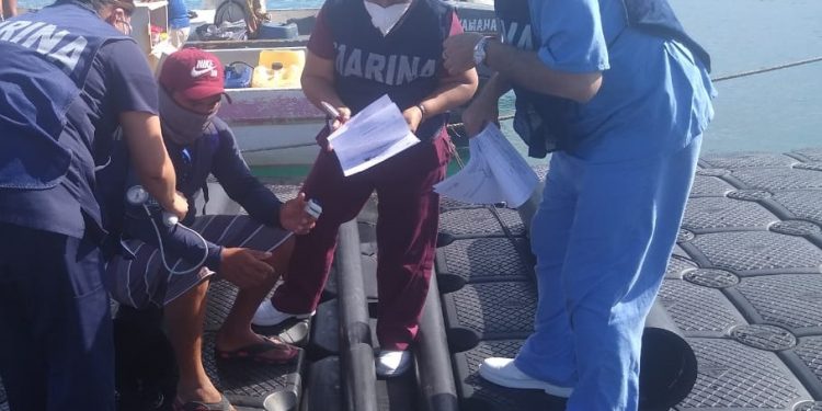 RESCATA LA SEMAR A TRES PERSONAS QUE ESTABAN A LA DERIVA EN UNA EMBARCACIÓN EN IM