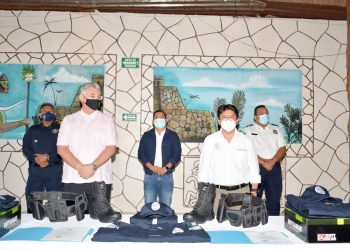 POLICÍAS DE TULUM RECIBEN UNIFORMES Y CERTIFICADO ÚNICO POLICIAL