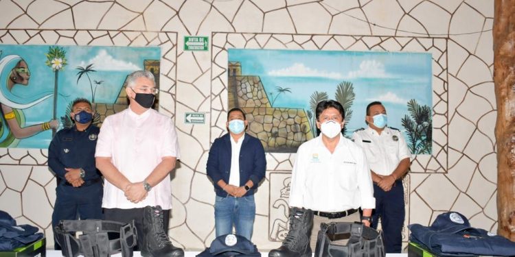 POLICÍAS DE TULUM RECIBEN UNIFORMES Y CERTIFICADO ÚNICO POLICIAL