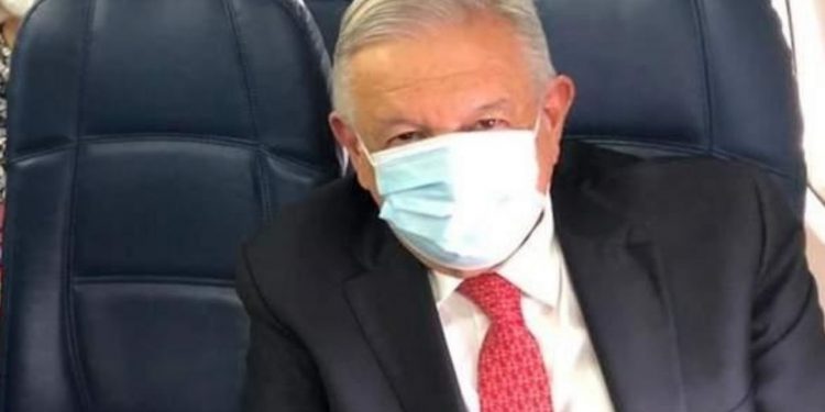 AMLO DIFUNDE FOTO CON CUBREBOCAS POR PRIMERA VEZ