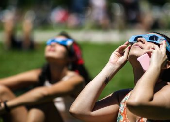ARGENTINA VIVE UN ECLIPSE DE SOL DE ATRACTIVO TURÍSTICO PESE A LAS RESTRICCIONES