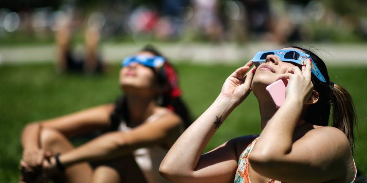 ARGENTINA VIVE UN ECLIPSE DE SOL DE ATRACTIVO TURÍSTICO PESE A LAS RESTRICCIONES
