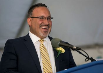 BIDEN ELIGE AL LATINO MIGUEL CARDONA COMO TITULAR DE EDUCACIÓN, SEGÚN MEDIOS