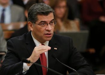 BIDEN ELIGE AL LATINO XAVIER BECERRA PARA DIRIGIR LA SALUD Y COMBATIR A LA COVID-19