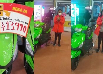 CLIENTA SE ENCADENA A UNA MOTO PARA QUE SE LA VENDAN POR 14 PESOS