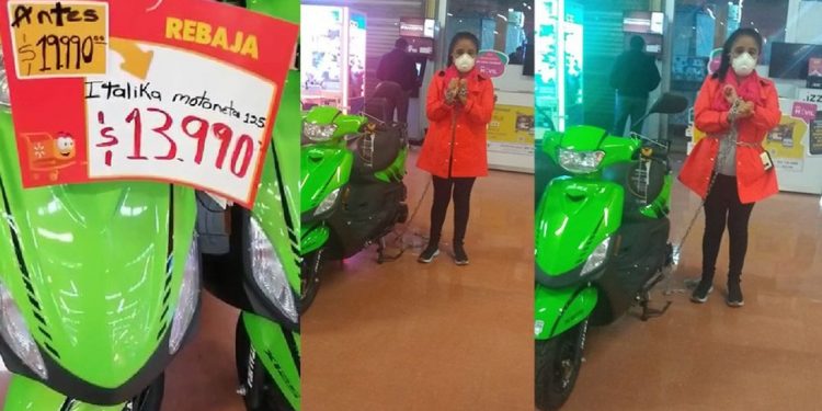CLIENTA SE ENCADENA A UNA MOTO PARA QUE SE LA VENDAN POR 14 PESOS