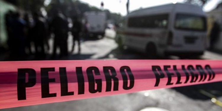 CORTAN LA MANO A TRES PERSONAS Y LAS ARROJAN EN UNA CARRETERA DE MÉXICO