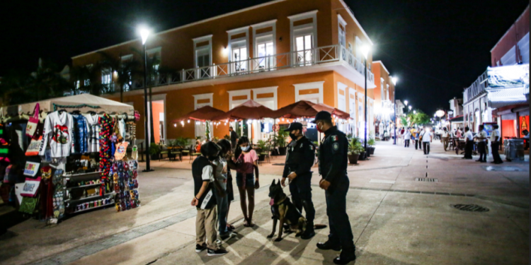 EL GRUPO CANINO DE LA POLICÍA QUINTANA ROO FORTALECE SEGURIDAD EN TERMINAL MARÍTIMA