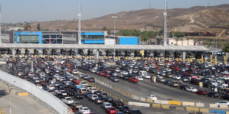 EE.UU. EXTIENDE RESTRICCIONES A VIAJES NO ESENCIALES CON MÉXICO Y CANADÁ