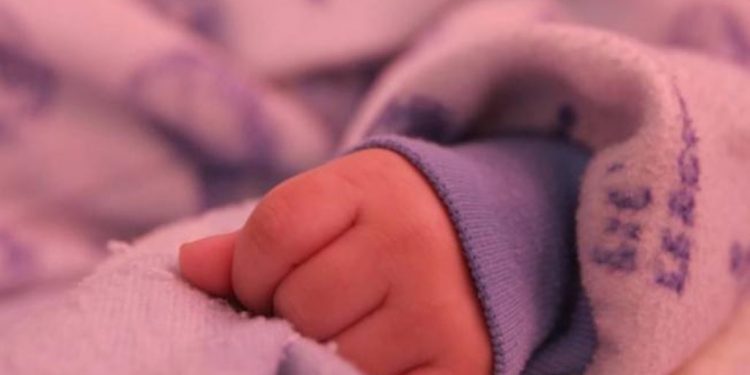 EN MICHOACÁN UN SUJETO INTENTA VENDER A SU HIJA RECIÉN NACIDA