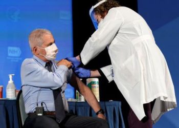 FAUCI RECIBE LA VACUNA ANTICOVID DE MODERNA Y PIDE A TODOS CONFIAR EN ELLA
