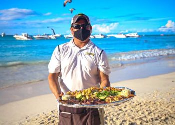 DISFRUTAN VISITANTES DE LA NAVIDAD EN ISLA MUJERES