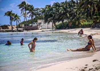 PLAYAS DE ISLA MUJERES CONTINÚAN DESLUMBRANDO A VISITANTES