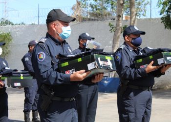 POLICÍAS DE TULUM RECIBEN UNIFORMES