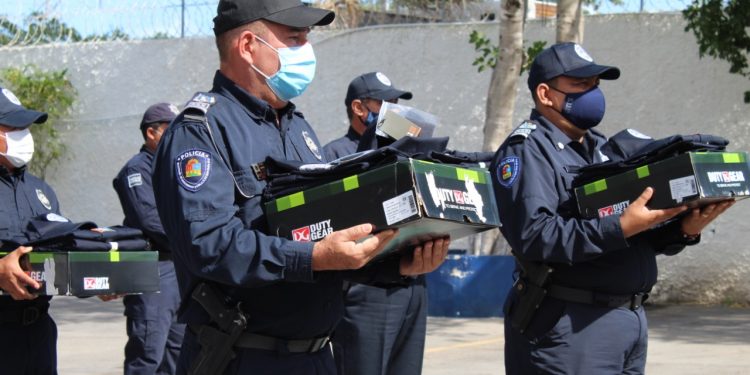 POLICÍAS DE TULUM RECIBEN UNIFORMES