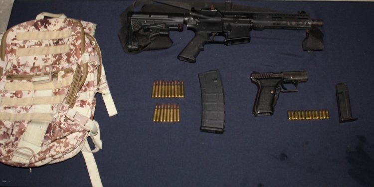 AGARRAN A SUJETO CON ARMAMENTO PESADO