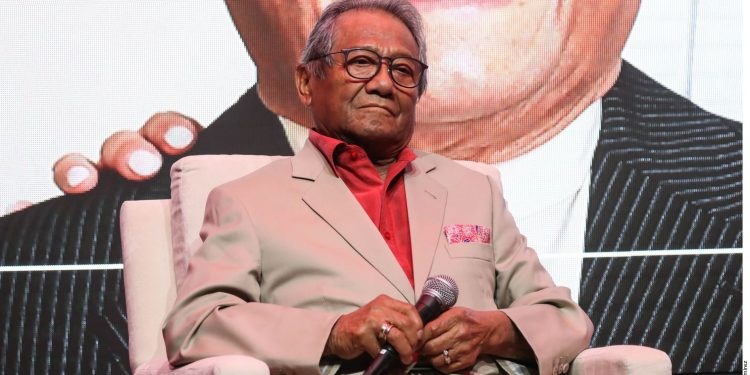 INTUBAN A ARMANDO MANZANERO POR COVID-19